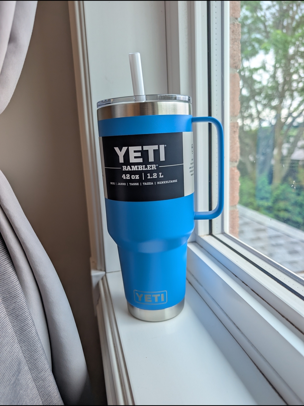 Yeti Rambler 42 oz Tumbler in Bright Blue with Handle